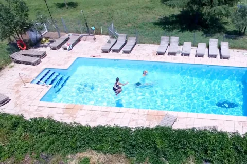 Piscine chauffée clôturée et sécurisée de La Bergerie du Mas Delon près du lac du Salagou