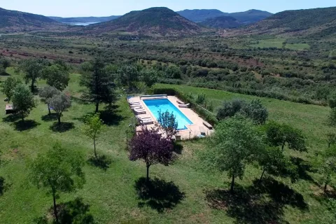 Vue aérienne de la piscine et des gîtes La Bergerie du Mas Delon