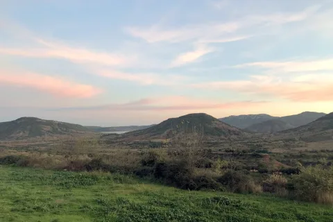 Jardin et espace naturel autour des gîtes La Bergerie du Mas Delon