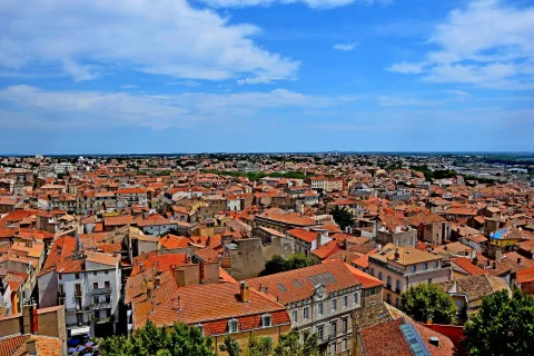 Vue panoramique de Béziers depuis les hauteurs, cathédrale Saint-Nazaire et plaine héraultaise