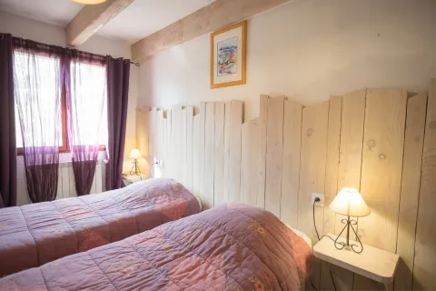 Chambre avec 2 lits simples et portes élargies 93 cm du gîte Garrigue PMR