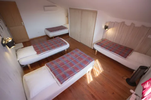 Chambre avec quatre lits du gîte Lavande pour enfants ou groupe