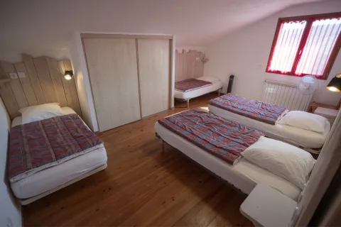 Chambre enfants du gîte Lavande avec quatre lits simples
