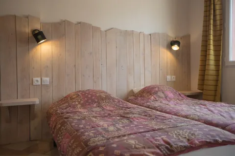 Chambre avec deux lits simples rapprochables d'un gîte Salagou