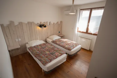 Deuxième vue de la chambre à l'étage du gîte Lavande