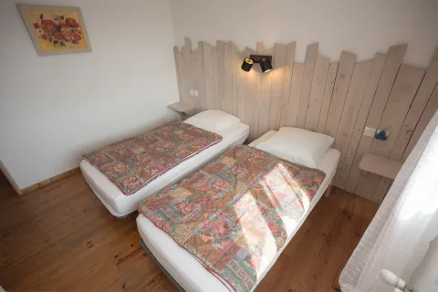 Chambre à l'étage du gîte Lavande avec deux lits simples rapprochables