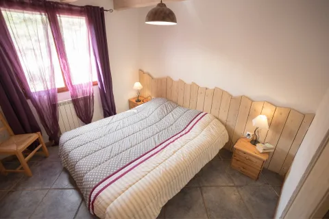 Chambre avec lit double 160 × 200 du gîte Garrigue