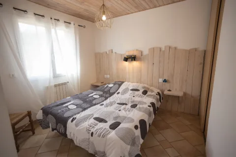 Chambre avec lit double 160 × 200 d'un gîte Salagou