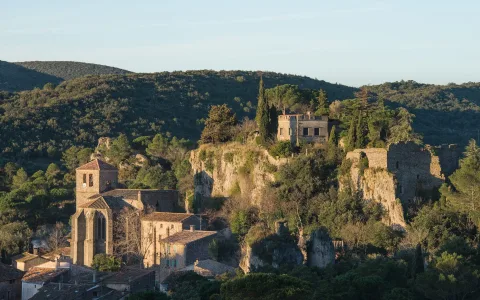 Rochers dolomitiques du cirque de Mourèze avec l'église Sainte-Marie et le Roc Castel, Hérault