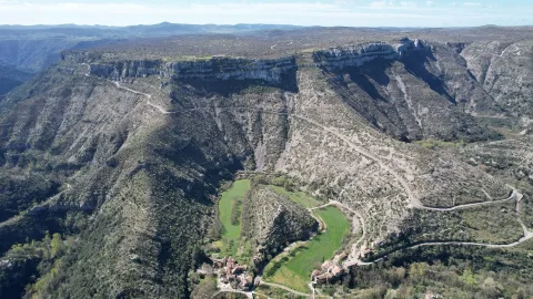 Vue aérienne drone du cirque de Navacelles, méandre de la Vis et village au fond du canyon