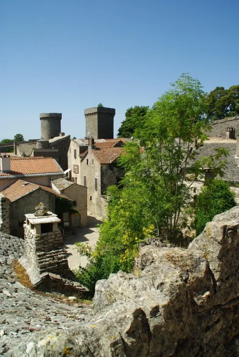 Maisons et remparts médiévaux de La Couvertoirade, village templier sur le plateau du Larzac
