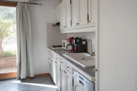 Cuisine du gîte Garrigue, vue d'ensemble