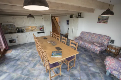 Cuisine équipée du gîte Lavande avec lave-vaisselle pour grande famille