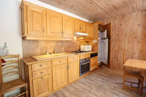 Cuisine équipée du gîte Papillon avec lave-vaisselle