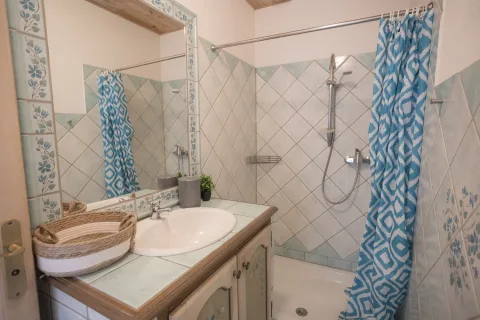 Salle d'eau avec douche d'un gîte Salagou