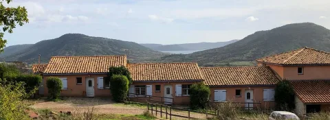 Vue panoramique depuis un gîte Salagou sur le lac du Salagou