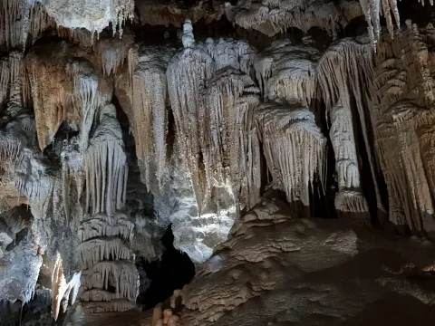 Intérieur de la grotte de Clamouse, concrétions calcaires et stalactites dans l'Hérault