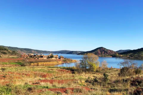 Vue sur le lac du Salagou, spot de pêche exceptionnel dans l'Hérault