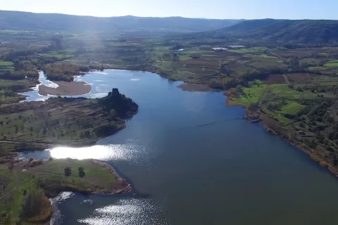 Vue drone sur le lac du Salagou depuis les hauteurs d'Octon