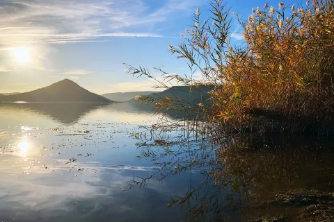 Berges du lac du Salagou, pêche au bord de l'eau dans l'Hérault