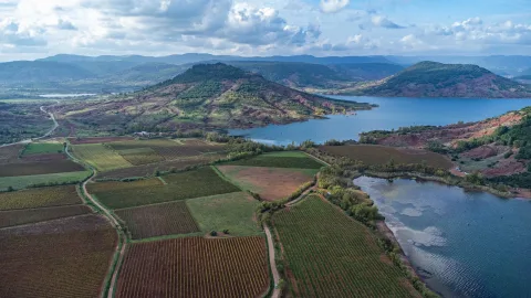 Vue aérienne drone du lac du Salagou, eaux bleues et ruffes rouges depuis le ciel