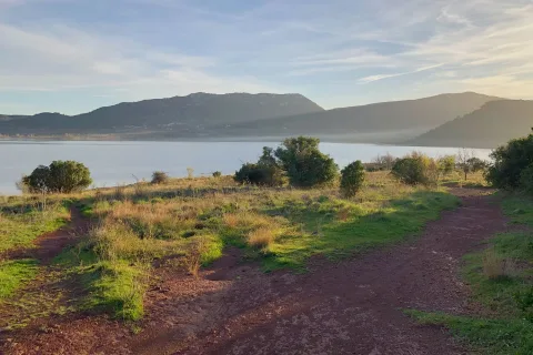 Vue sur le lac du Salagou depuis les hauteurs, paysages de ruffes rouges