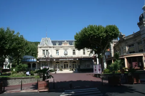Le casino-théâtre Belle Époque de Lamalou-les-Bains, station thermale à 15 km du Salagou