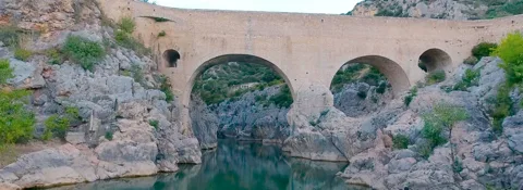 Gorges de l'Hérault, falaises calcaires et eaux turquoise de la rivière Hérault