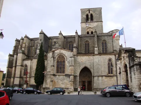 Cathédrale Saint-Fulcran de Lodève, édifice gothique médiéval à 7 km du lac du Salagou