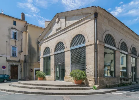 La Halle Dardé, marché couvert du centre-ville de Lodève à 7 km des gîtes du Salagou