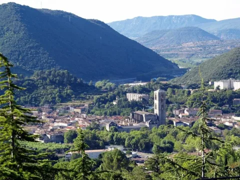 Rue animée du centre-ville de Lodève, à 7 km des gîtes du Salagou