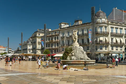 Place de la Comédie à Montpellier, à une heure du lac du Salagou