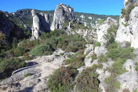 Village médiéval de Mourèze au pied des rochers