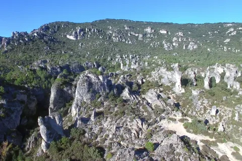 Vue sur le cirque de Mourèze depuis les hauteurs