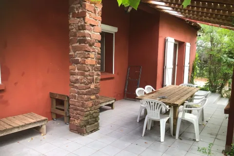 Terrasse du gîte Papillon avec mobilier extérieur et barbecue