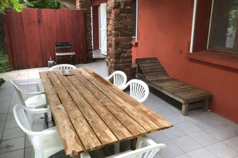 Terrasse privative du gîte Papillon avec vue sur le lac du Salagou