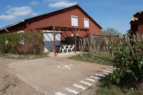 Parking pavé à proximité du gîte Garrigue, accessibilité PMR