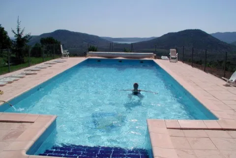Vue d'ensemble de la piscine et des transats de La Bergerie du Mas Delon