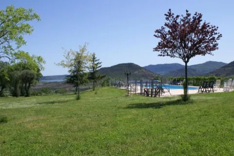 Espace piscine et terrasse des gîtes de La Bergerie du Mas Delon
