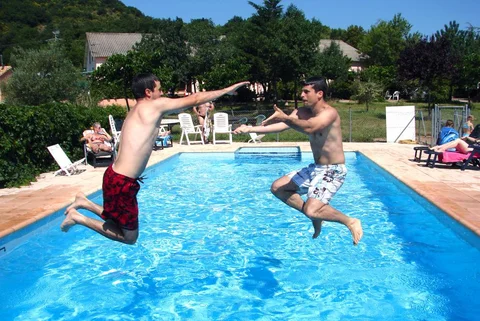 Baignade dans la piscine des gîtes du Mas Delon