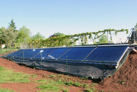 Panneau solaire de chauffage de la piscine du domaine