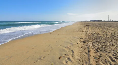 Plage de Sète, mer Méditerranée et sable en Hérault