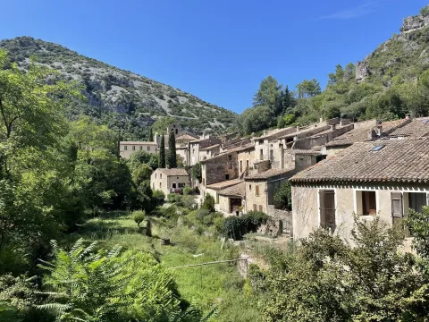 Vue sur Saint-Guilhem-le-Désert, village médiéval dans les gorges de l'Hérault