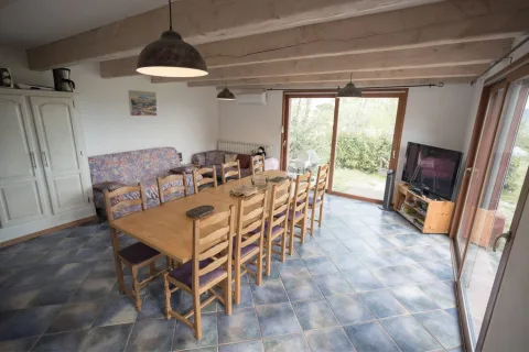 Salle à manger du gîte Lavande avec grande table pour groupe ou famille