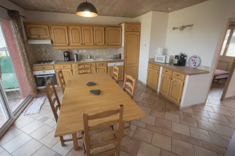 Salle à manger d'un gîte Salagou