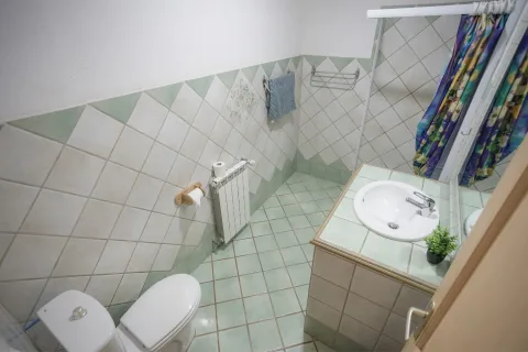 Salle d'eau à l'étage du gîte Lavande avec douche et WC