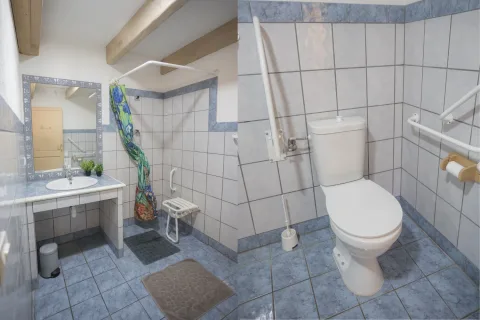 Salle de bain adaptée PMR du gîte Garrigue, douche italienne