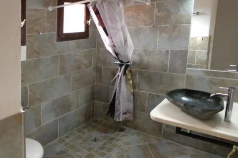 Salle d'eau du gîte Papillon avec douche et WC