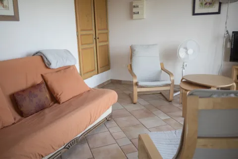Salon d'un gîte Salagou avec baies vitrées vue lac