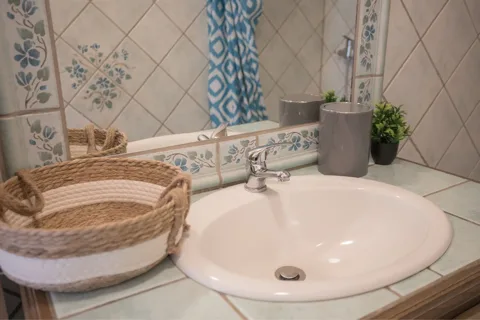 Salle de bain d'un gîte Salagou
